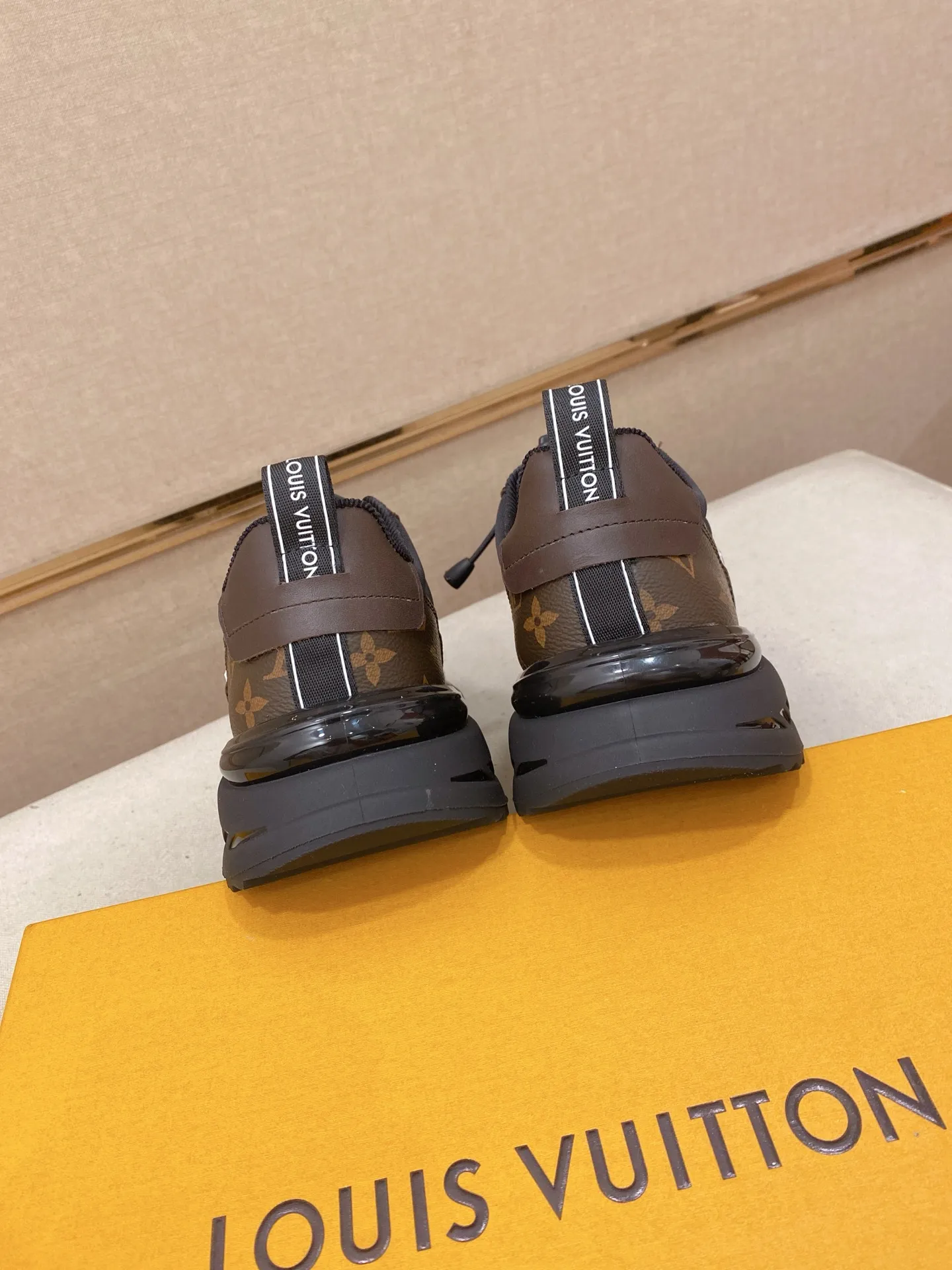 Factory price: 462💰🎉🎉LV~Louis Vuitton trendy men's shoes, new shipments, latest matching, the same style as the official website, super high quality, hot sales of the season [strong][strong][strong]Selected first-layer cowhide, comfortable cowhide lining, original last, comfortable on the feet, wear-resistant rubber outsole, size: 38-44.